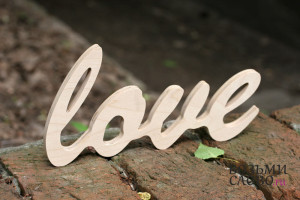 Слово «love» из дерева